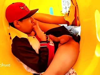 Sexo en los tubos del parque