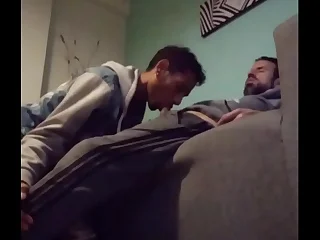 Macho disfruta de una deliciosa mamada mientras relaja en el sof&aacute;&period;