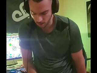 Macho sorted out sacando leche